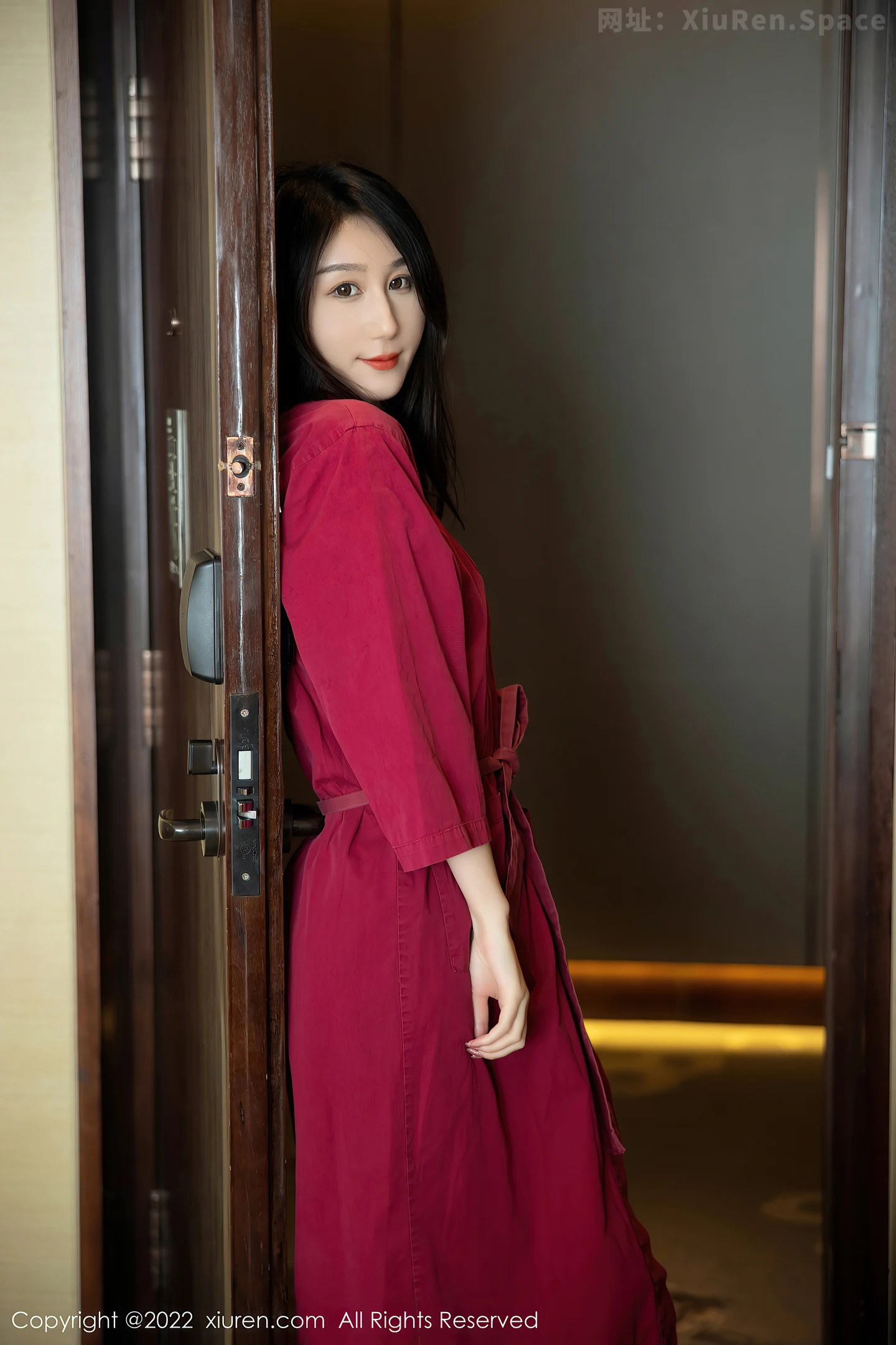 图片[5]-[XiuRen秀人网] VOL.5624 新人模特薇薇酱私房性感红色浴袍露黑色蕾丝内衣完美诱惑写真80P-秀人网官方网站